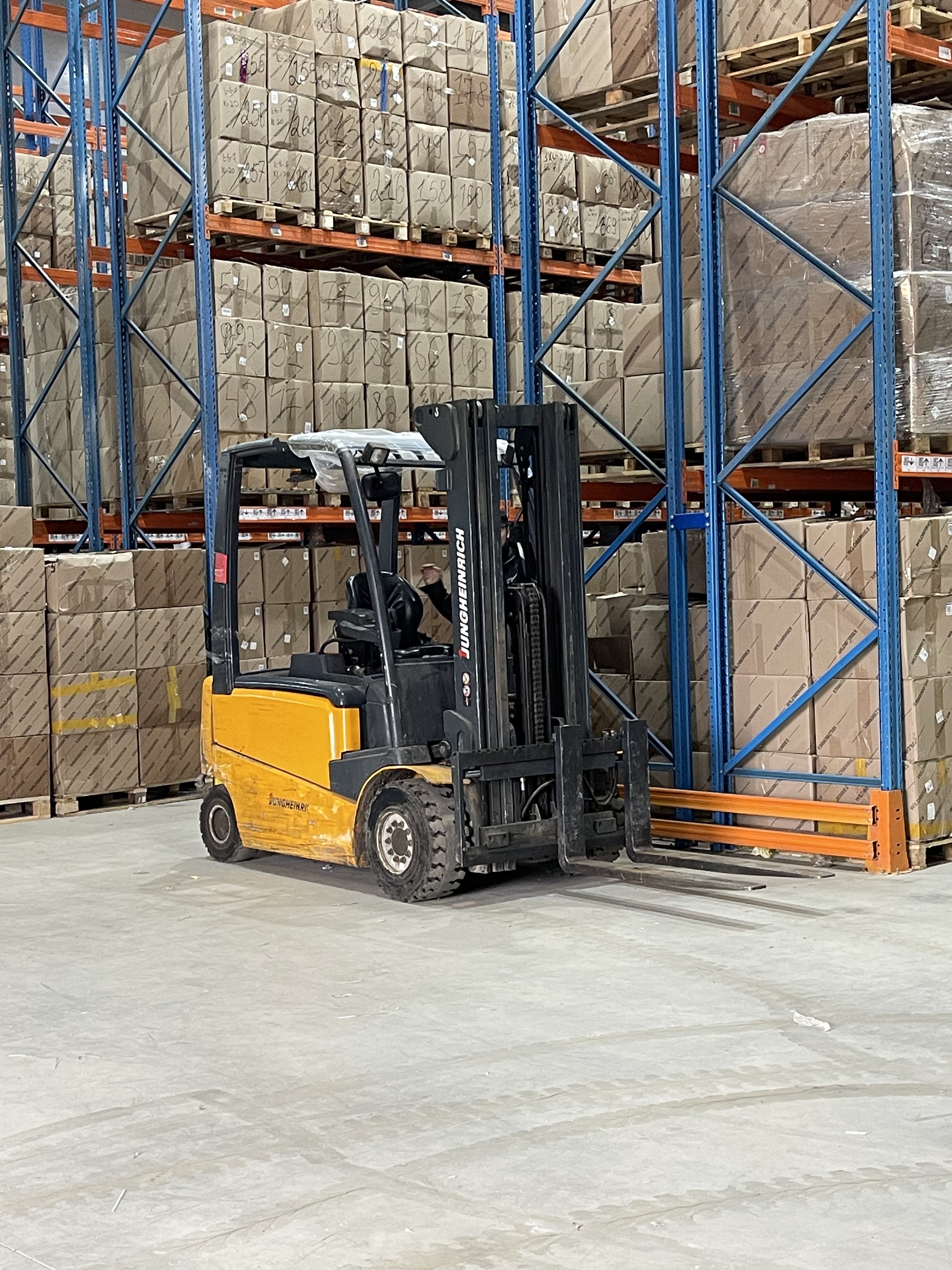 Погрузчик на складе TWOBOX